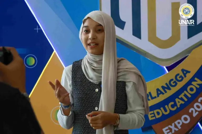 Perjalanan 16,5 Jam dari Aceh ke Surabaya, Siswi Ini Raih Apresiasi Rektor UNAIR di AEE 2026
