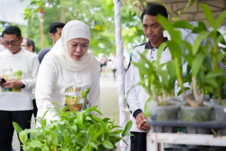 Gubernur Khofifah Pimpin Gerakan Ketahanan Pangan Sekolah, 110 Ribu Guru dan Murid Serentak Tanam dan Panen di Jatim