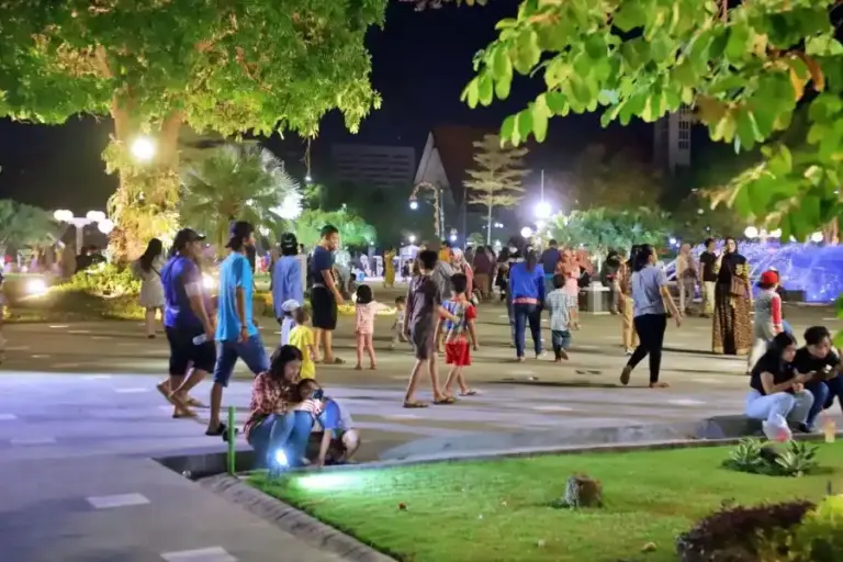 Akhir Pekan di Balai Kota Surabaya Kembali Semarak dengan Musik Akustik dan Festival UMKM