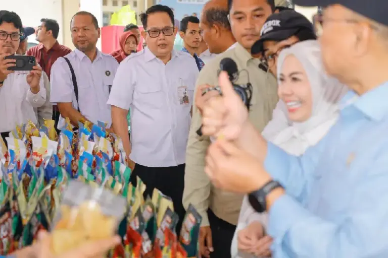 Dampingi Menko Pangan Panen Bandeng di Gresik, Sekdaprov Jatim Tegaskan Peran Pesisir Perkuat Ketahanan Pangan Nasional