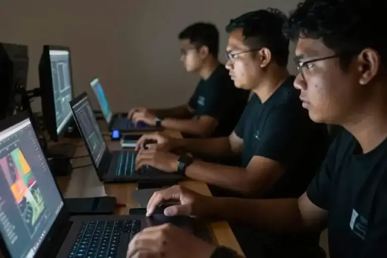 Membangun Situs Berita Sendiri, Ini Panduan Teknologi Dasar yang Perlu Anda Ketahui Ilustrasi tim IT di sebuah perusahaan media digital