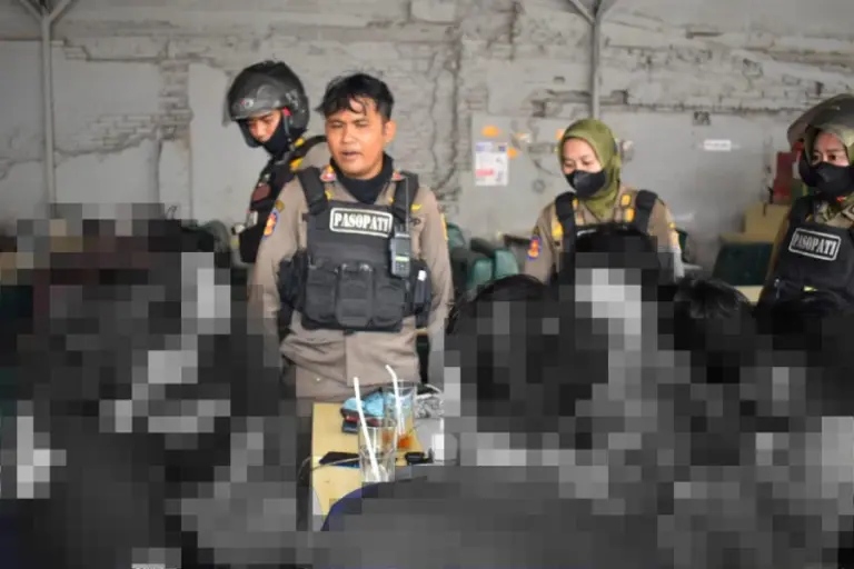 Satpol PP Surabaya Amankan Lima Pelajar Bolos Sekolah Saat Nongkrong di Warkop