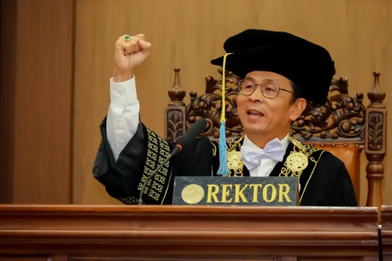 Kukuhkan Lima Guru Besar Kedokteran, Rektor UNAIR Tekankan Inovasi Kesehatan Berbasis Kemanusiaan