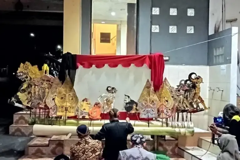 UNAIR Resmikan Satgas Mata Air Lawang, Lestarikan Sumber Air Lewat Wayang Kulit Bodronoyo