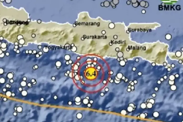 Gempa M6,4 Guncang Pacitan Dini Hari, BMKG Pastikan Tidak Berpotensi Tsunami Gempa M6,4 mengguncang Pacitan, Jawa Timur, Jumat dini hari. BMKG memastikan gempa dangkal di laut ini tidak berpotensi tsunami.