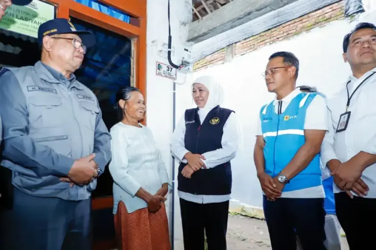 Kejar Elektrifikasi 100 Persen, Khofifah Siapkan Listrik Gratis untuk 3.400 Rumah Tangga Miskin