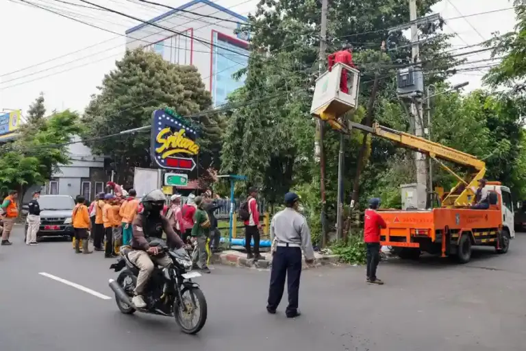 Pemkot Surabaya Tertibkan Kabel Fiber Optik Tak Berizin, Operasi Dilakukan Bertahap