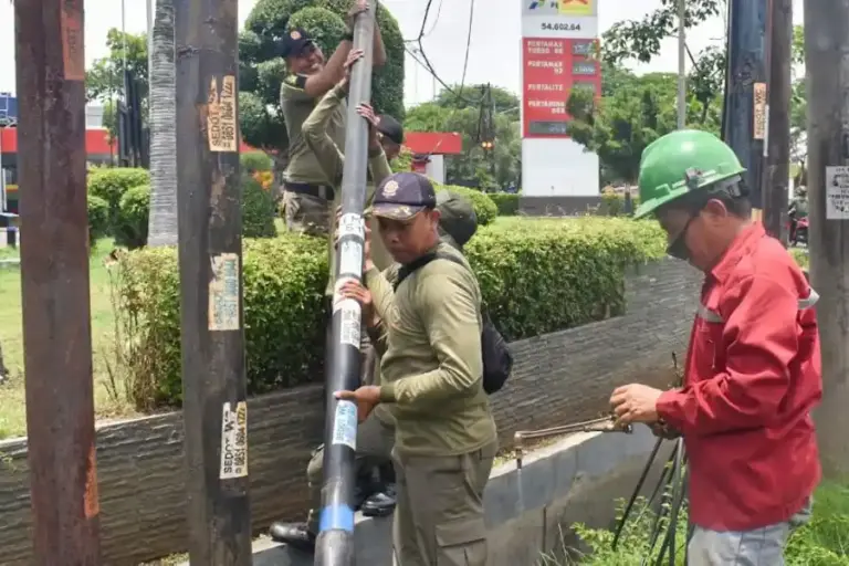 Satpol PP Surabaya Tertibkan 18 Tiang Fiber Optik Tak Berizin di Panjang Jiwo