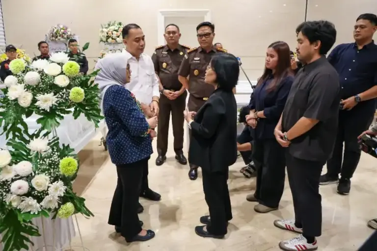 Eri Cahyadi Menangis di Rumah Duka Ketua DPRD Surabaya, Kenang Sosok Pemimpin Pemersatu