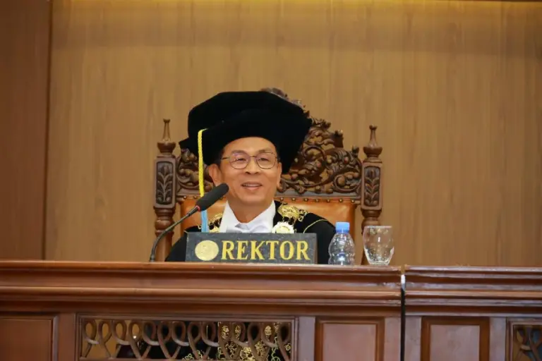 UNAIR Kukuhkan 5 Guru Besar, Sepasang Suami Istri Profesor Warnai Prosesi Akademik