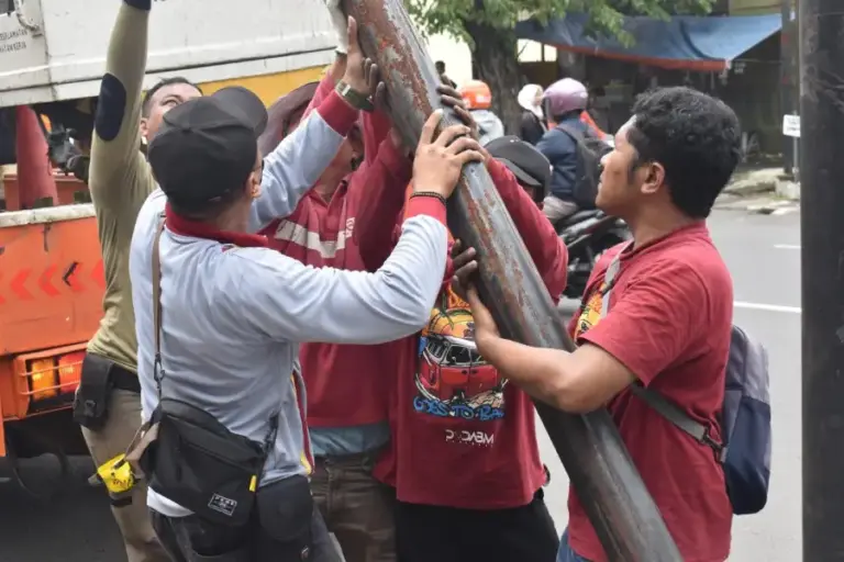 Satpol PP Surabaya Tertibkan 45 Tiang Fiber Optik Ilegal di Tiga Ruas Jalan