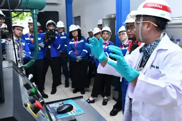Pertamina ajak Pemred tinjau Terminal Plumpang untuk memastikan pengendalian mutu BBM sebelum didistribusikan ke masyarakat.