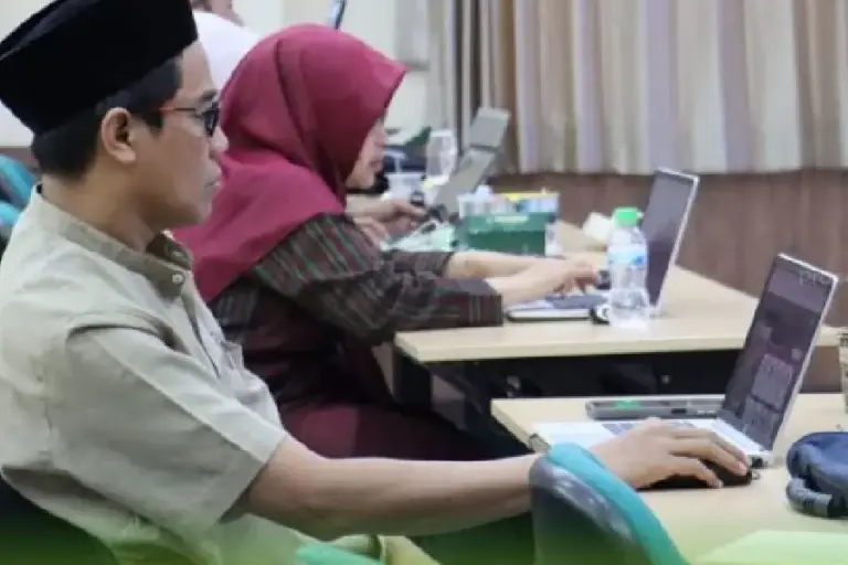 FAH UINSA Surabaya Susun Roadmap Penelitian 2026, Perkuat Jurnal dan Hilirisasi Pengabdian Masyarakat FAH UINSA Surabaya gelar penyusunan roadmap penelitian dan pengabdian 2026. Dua prodi baru diminta siapkan jurnal mandiri dan riset berdampak (foto: Dok UINSA Surabaya)