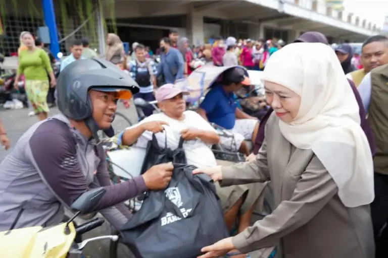 Sambut Ramadhan 1447 H, Khofifah Bagikan 290 Paket Sembako untuk Warga Kurang Mampu di Surabaya