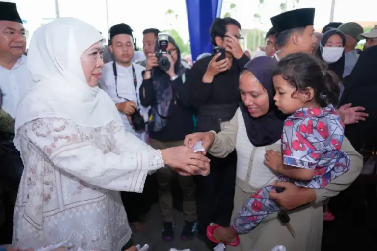 Jelang Ramadhan 1447 H, Khofifah Gelar Pasar Murah di Masjid Al Akbar Surabaya untuk Kendalikan Inflasi