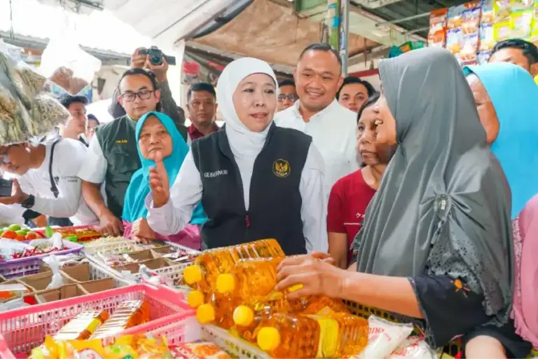 Tinjau Pasar Dukuh Kupang, Khofifah Pastikan Stok Bapok Aman Jelang Ramadhan