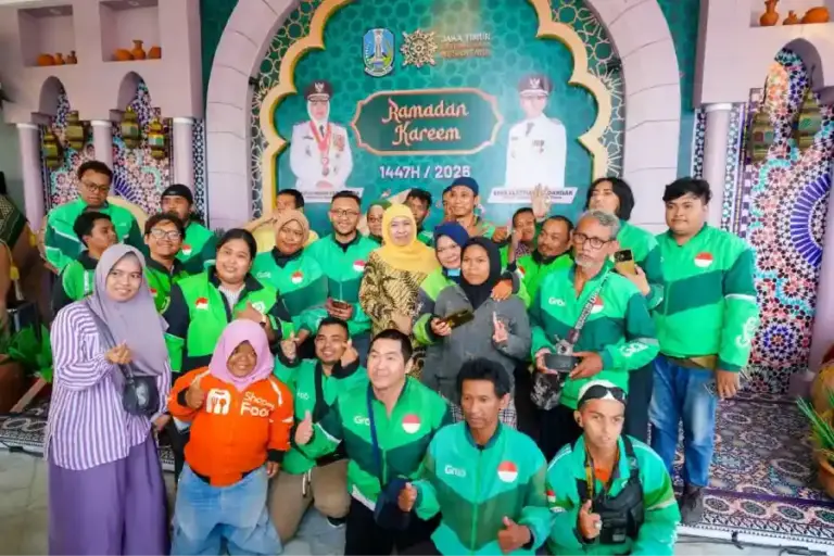 Setahun Dilantik Presiden Prabowo, Khofifah-Emil Santuni Anak Yatim dan Ojol di Grahadi