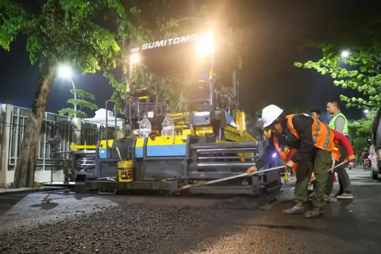 DSDABM Surabaya Kerahkan 9 Satgas, Perbaikan Jalan Berlubang Capai 60 Ton Hotmix per Hari