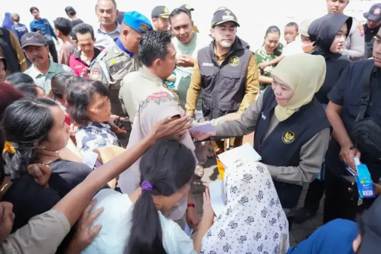 Banjir Probolinggo, Gubernur Khofifah Turun Tangan Petakan Prioritas dan Salurkan Ratusan Bantuan