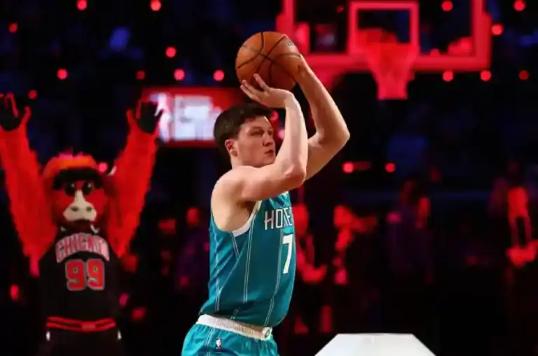 Kon Knueppel Pecahkan Rekor Tripoin Rookie NBA, Hornets Bangkit Menuju Playoff