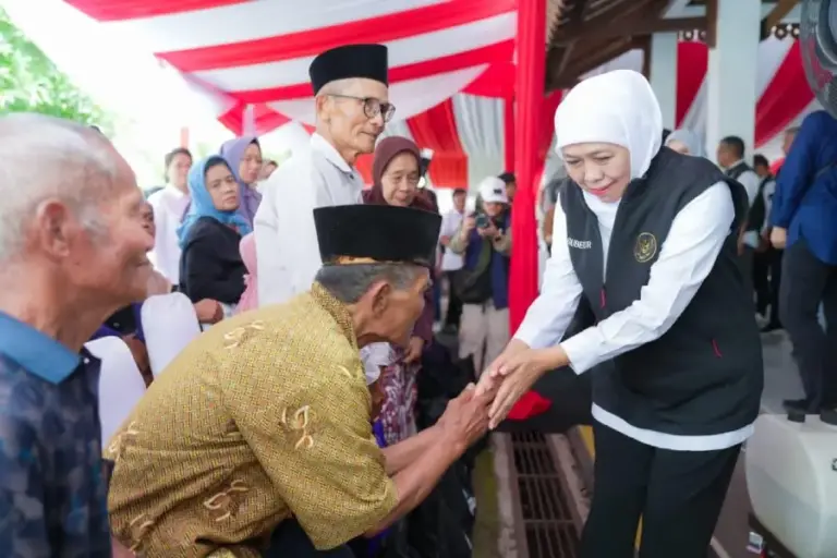 Salurkan Bansos Rp5,26 Miliar di Banyuwangi, Khofifah Perkuat Bantalan Sosial dan Ekonomi Warga Rentan