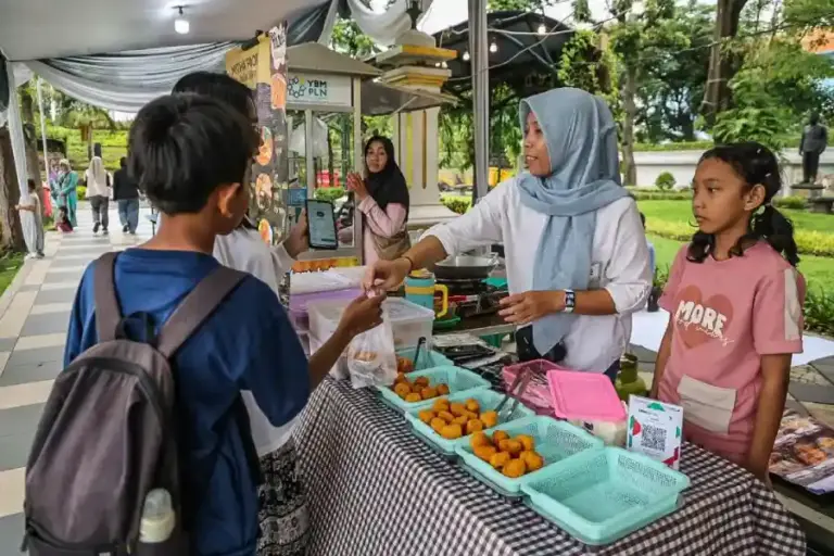 Hari Terakhir Ngabuburit Ramadan 2026 di Tugu Pahlawan, Mini Camping dan Ludruk Legendaris Jadi Daya Tarik