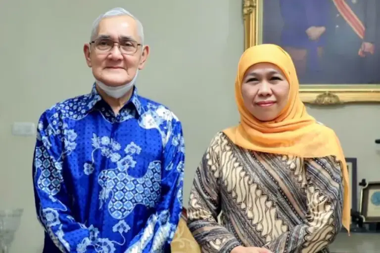 Try Sutrisno Wafat, Khofifah Ajak Warga Jatim Kibarkan Bendera Setengah Tiang Dua Hari