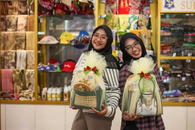 Jelang Idulfitri 1447 H, Pemkot Surabaya dan Dekranasda Hadirkan Hampers UMKM Terjangkau di Surabaya Kriya Gallery