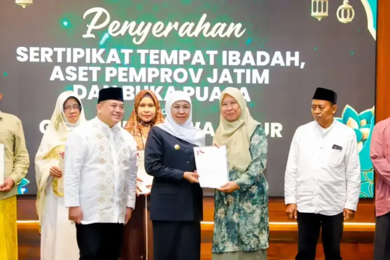 Khofifah dan BPN Jatim Serahkan 444 Sertipikat Hak Pakai, Perkuat Kepastian Hukum Aset Pemprov dan Tempat Ibadah