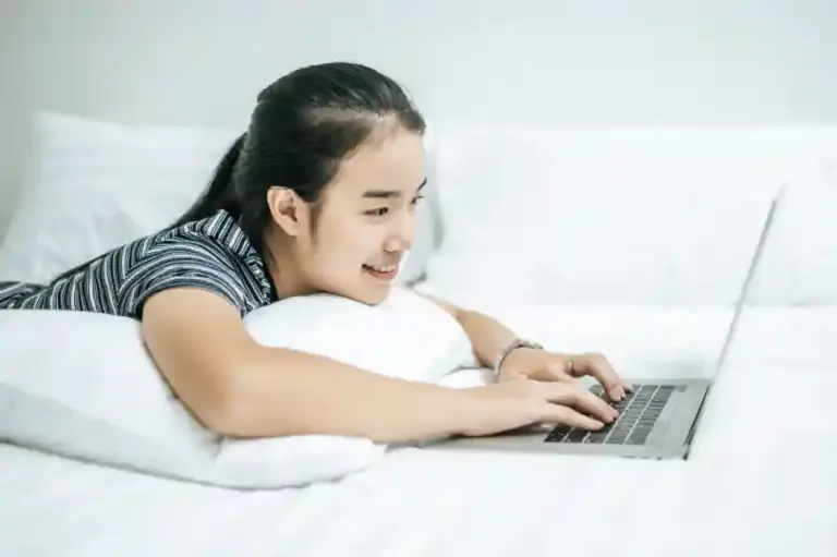 Fenomena Curhat ke AI Meningkat, Banyak Anak Muda Jadikan Chatbot Tempat Bercerita