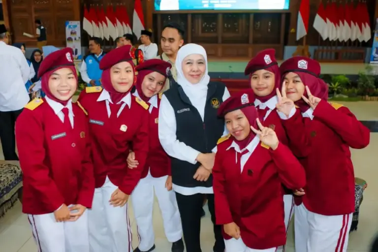Gubernur Khofifah Dukung Pembatasan Media Sosial untuk Anak di Bawah 16 Tahun