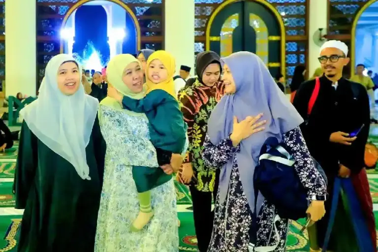 Puluhan Ribu Jemaah Padati Masjid Al Akbar, Khofifah dan Emil Ikuti Qiyamul Lail di Malam 27 Ramadan