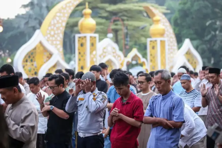 Salat Idulfitri 2026 di Balai Kota Surabaya, Wali Kota Eri Serukan Persatuan dan Toleransi