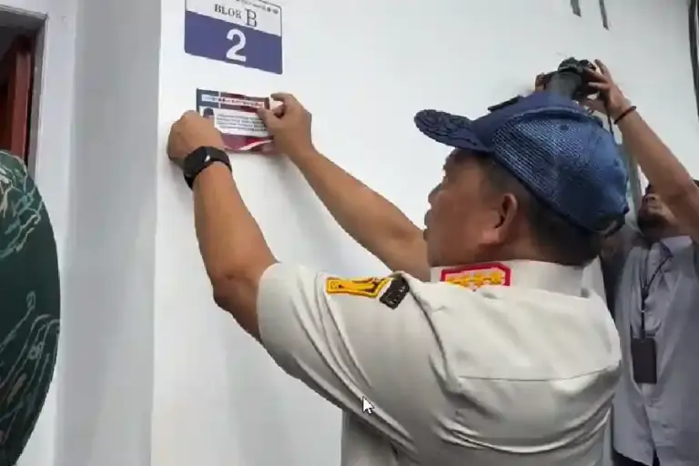 Percepatan Pemulihan Pascabencana Sumatera: Pembersihan Lumpur dan Rehabilitasi Sawah Terus Dikebut Kasatgas PRR Tito Karnavian bersama Menteri PKP saat menyerahkan unit Hunian Tetap (Huntap) Tahap 1 kepada masyarakat terdampak bencana di Kabupaten Tapanuli Selatan, Sumatera Utara.