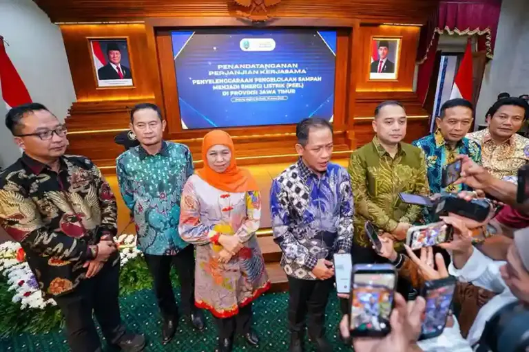 Surabaya Raya Kolaborasi Kelola Sampah Jadi Energi, Eri Cahyadi dan Khofifah Teken PKS PSEL Gubernur Jawa Timur Khofifah Indar Parawansa bersama Menteri Lingkungan Hidup Hanif Faisol Nurofiq dan Wali Kota Surabaya Eri Cahyadi