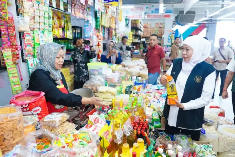 Cek Harga Pasca Lebaran, Khofifah Pastikan Pasar Legi Ponorogo Stabil dan Stok Aman