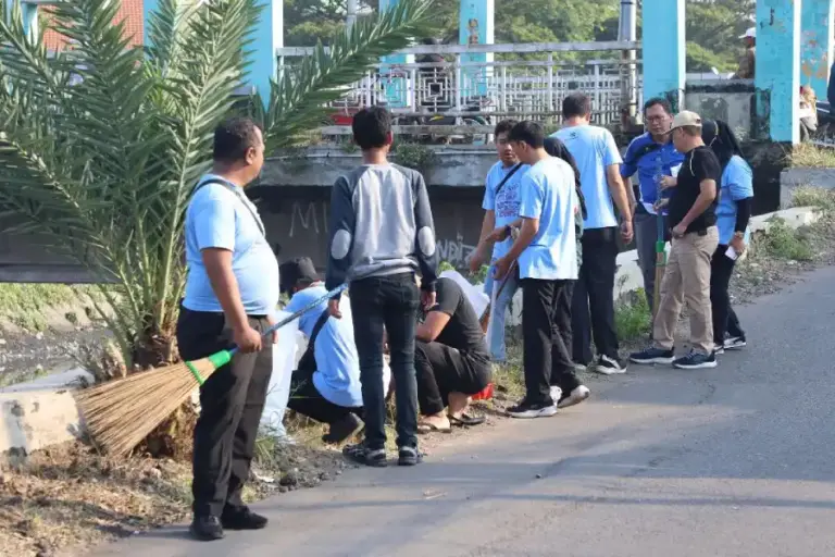 WFH Berlaku di Surabaya, ASN Tetap Turun Lapangan Jalankan Kerja Bakti Indonesia ASRI
