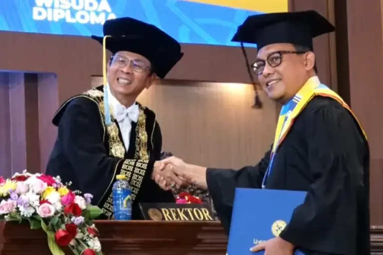 Raih Gelar Doktor di UNAIR, Ali Fikri Tegaskan Komitmen Pengabdian bagi Masyarakat