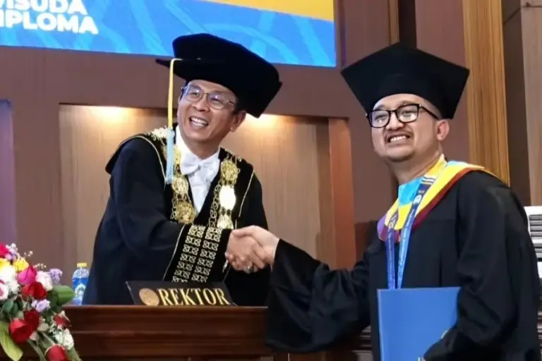 Tom Liwafa Resmi Sandang Gelar Doktor UNAIR, Perkuat Peran Akademik dalam Kebijakan Publik
