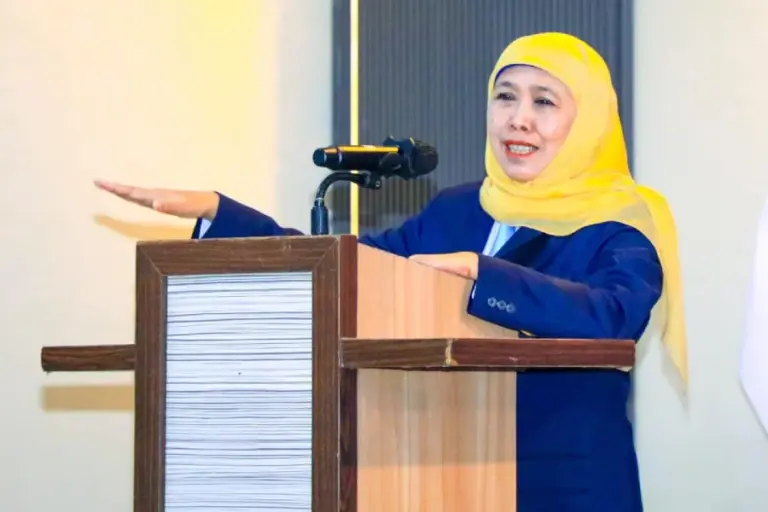 Khofifah Lantik IKA UNAIR Jateng, Dorong Percepatan Pemerataan Layanan Kesehatan Berkualitas