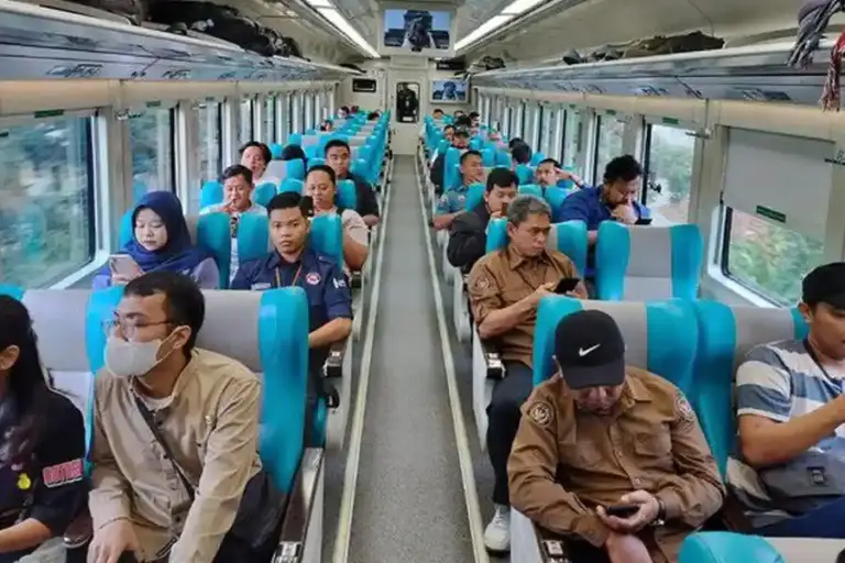 Penumpang KA Pangandaran Tembus 97 Ribu, Pilihan Favorit Liburan Nyaman ke Pantai Selatan Jawa Barat KA Pangandaran layani 97 ribu penumpang di awal 2026, jadi pilihan favorit wisata nyaman ke pantai selatan Jawa Barat.