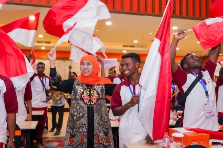 Jatim Batasi Penggunaan Gadget di Sekolah, Khofifah Dorong Pembelajaran Lebih Fokus dan Berkarakter