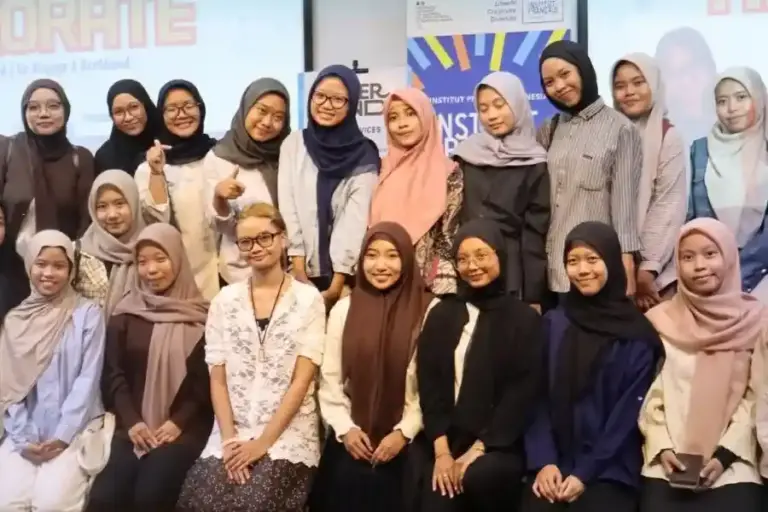 Peluncuran Buku Ameliorate Karya Felarose Zahwa di IFI Surabaya, Soroti Perjalanan Personal dan Perspektif Poskolonial Peluncuran buku Ameliorate karya Felarose Zahwa di IFI Surabaya berlangsung meriah, angkat kisah perjalanan personal dan refleksi budaya. (foto: Dok Humas UINSA Surabaya)