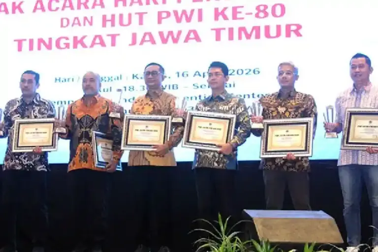 Puncak HPN 2026 PWI Jatim: 24 Tokoh Terima Penghargaan, Soroti Tantangan Jurnalisme Digital Puncak HPN 2026 PWI Jatim di Surabaya beri penghargaan 24 tokoh dan soroti tantangan jurnalisme di era digital.