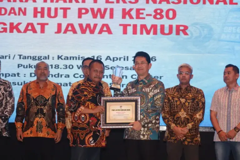 Pimpin Digitalisasi Bank Jatim, Winardi Legowo Dinobatkan sebagai Tokoh Transformasi Perbankan oleh PWI Jatim