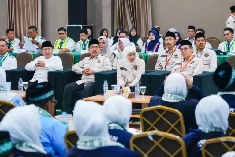 Kloter Perdana Haji 2026 dari Surabaya Diberangkatkan, Khofifah Tekankan Kesehatan di Tengah Cuaca Ekstrem