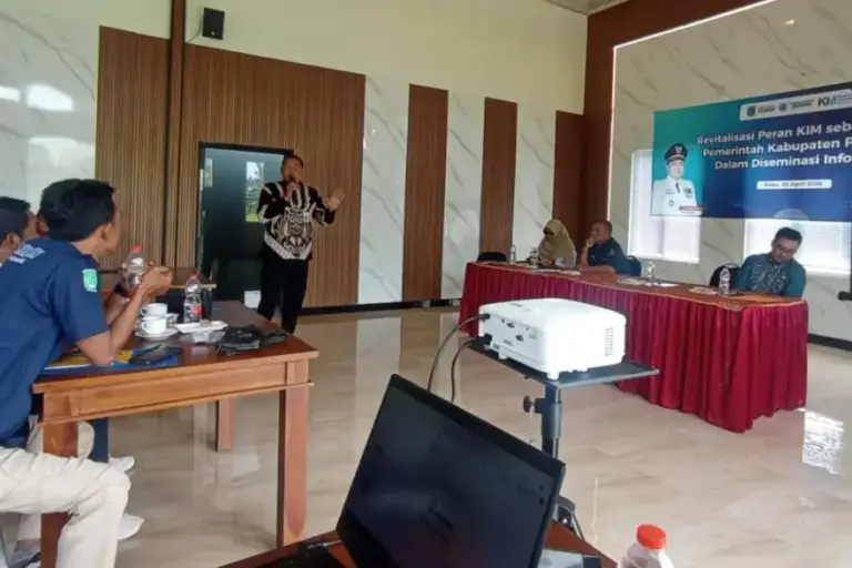 Transformasi KIM di Pasuruan: Dari Kelompok Pasif Menuju Garda Depan Informasi dan Anti Hoaks KIM di Pasuruan didorong bertransformasi menjadi pengelola informasi digital dan garda terdepan melawan hoaks di tingkat desa. (foto: dok diskominfo jatim)