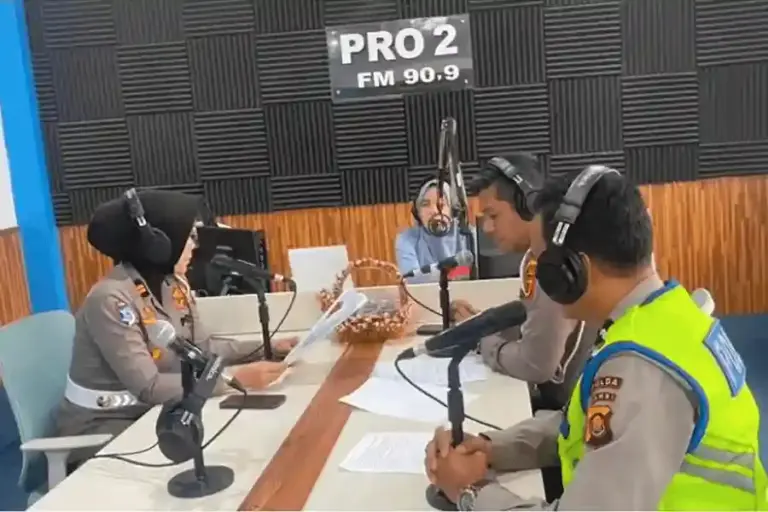Ditlantas Polda Jambi Gencarkan Edukasi Lalu Lintas Lewat Patroli Udara Siginjai di RRI Ditlantas Polda Jambi hadirkan edukasi lalu lintas lewat siaran radio Patroli Udara Siginjai untuk tingkatkan kesadaran berkendara.
