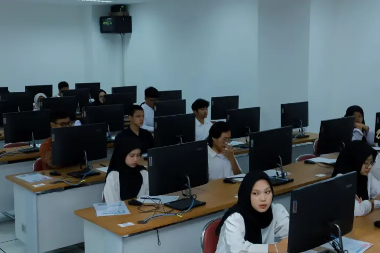 Demi Kampus Impian, Peserta UTBK dari Timur Indonesia Datangi UNAIR Surabaya