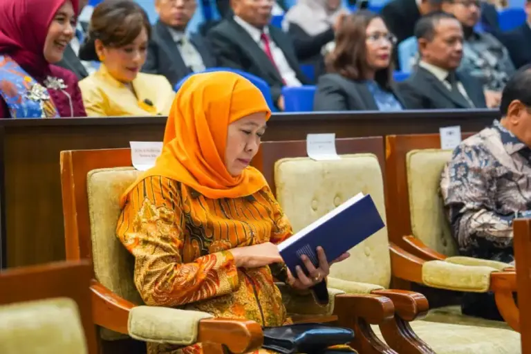 Hari Buku Sedunia 2026, Khofifah Tekankan Literasi sebagai Fondasi SDM Unggul dan Tangguh di Era Digital